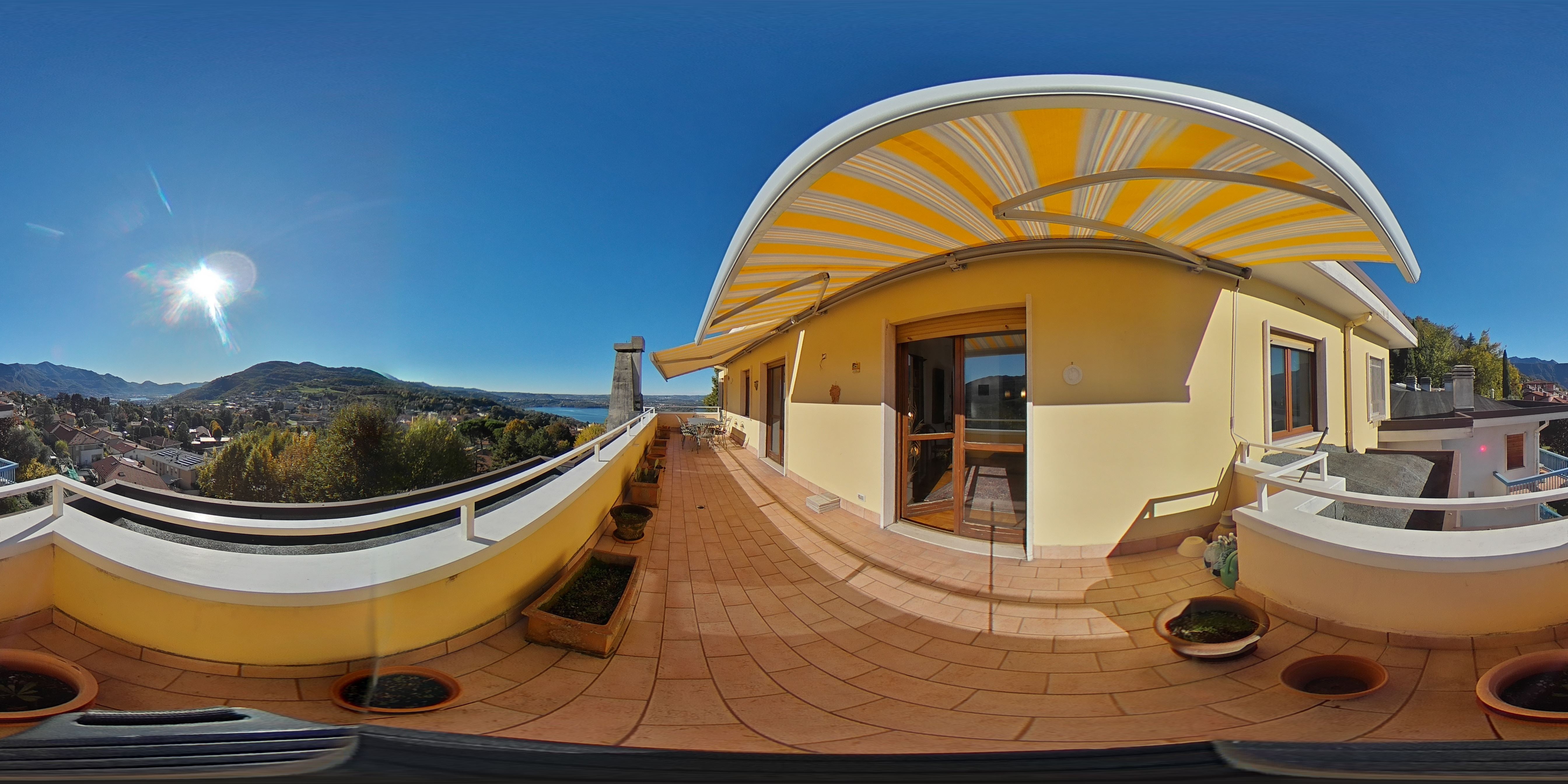 Terrazzo vista lago con accesso dal soggiorno