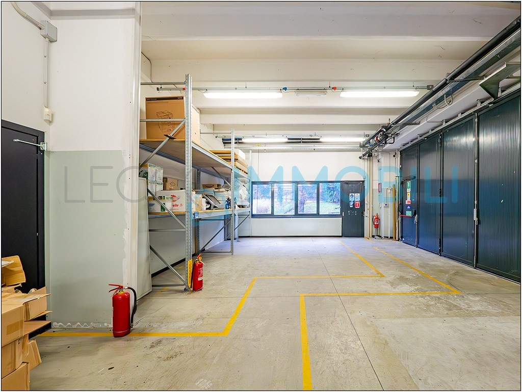 CAPANNONE CON AREA ESTERNA