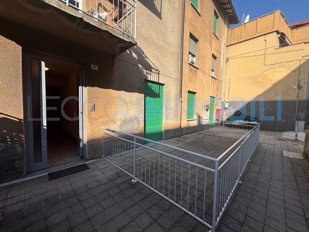 LECCO VIA PARTIGIANI - PIANO TERRA - TRILOCALE CON AMPIO TERRAZZO E POSTO AUTO SCOPERTO