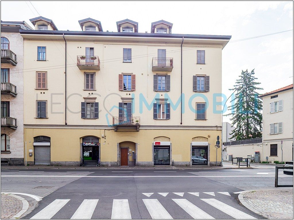 LA CASA CHE GUARDA IL LAGO